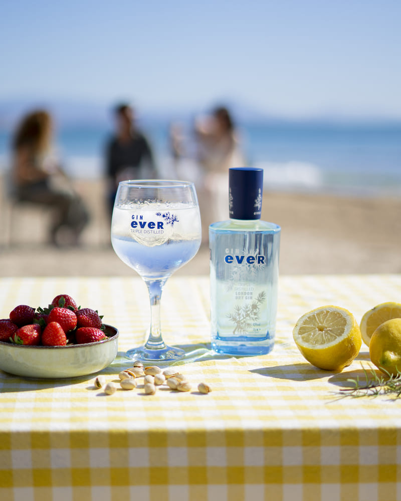 Perfect serve de gin tonic con Gin Ever London Dry Gin y limón fresco