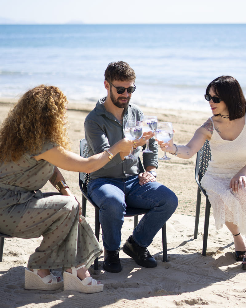 Brindis con gin tonic Gin Ever en la playa, ginebra artesanal valenciana